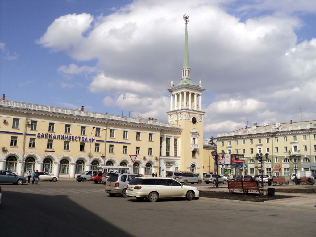 Памятник В. И. Ленину и городские часы